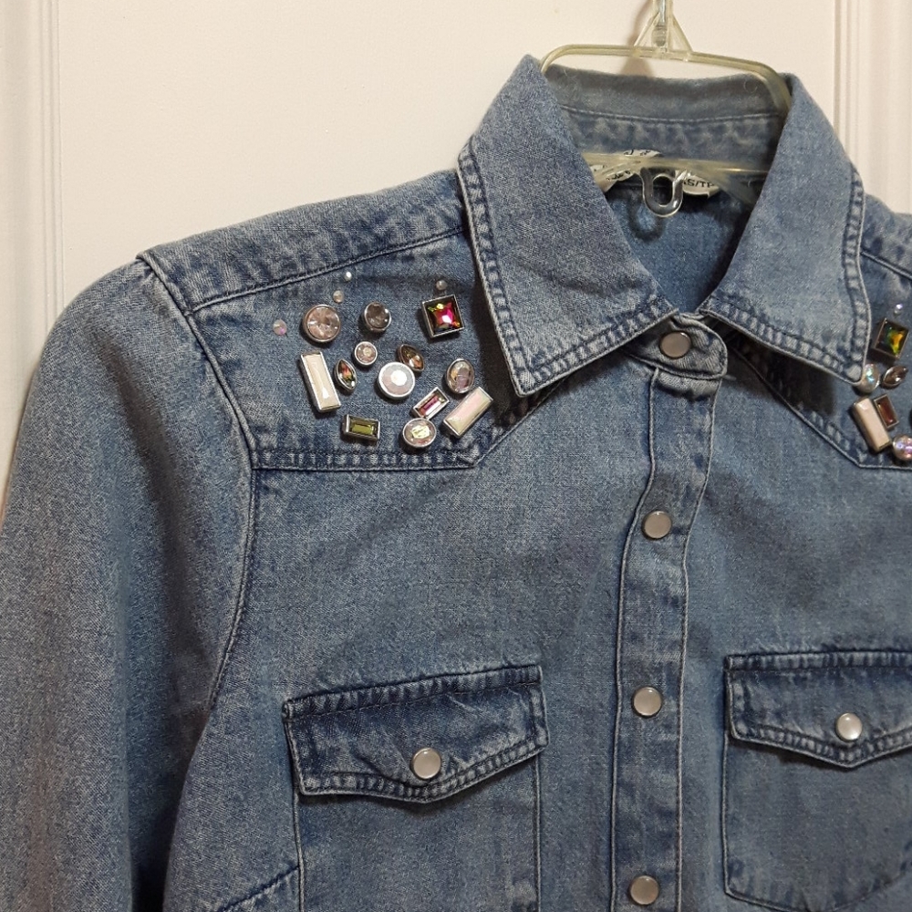 🛍️  Jean shirt w. jewels on shoulder